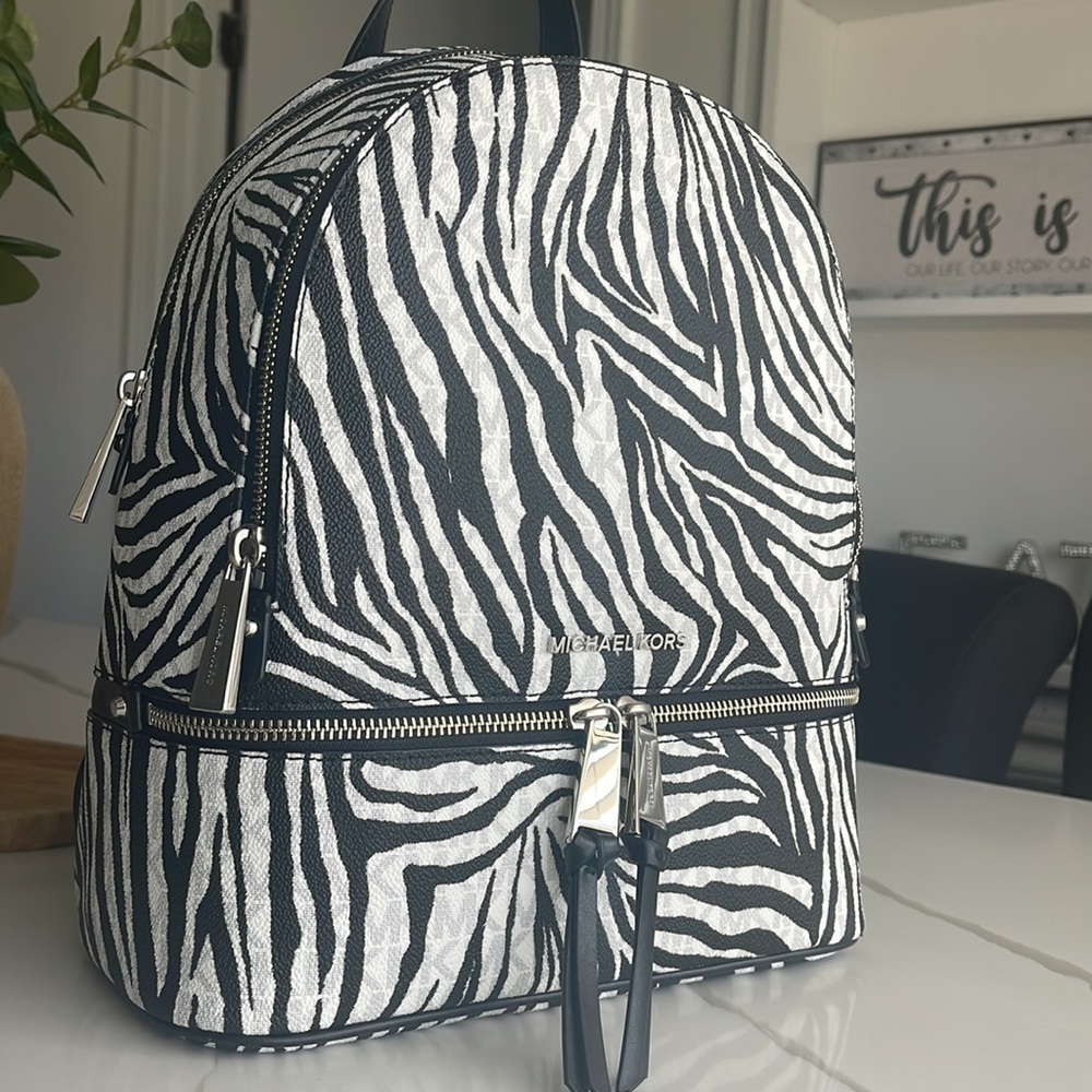 Micheal kors medium backpack - Picture 6 of 17